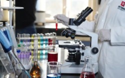 کسب رتبه نخست آزمایشگاه جامع تحقیقات دانشگاه علوم پزشکی گناباد در ارزیابی ملی دانشگاه‌های هم‌تراز